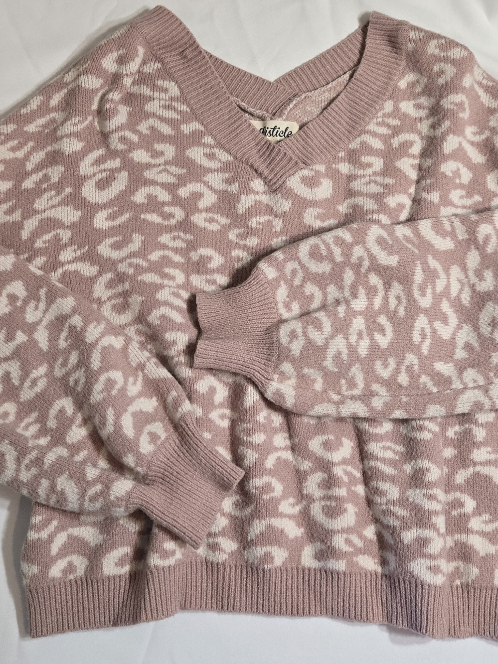Listicle Sz M Blush Pink Leopard V-Neck Sweater